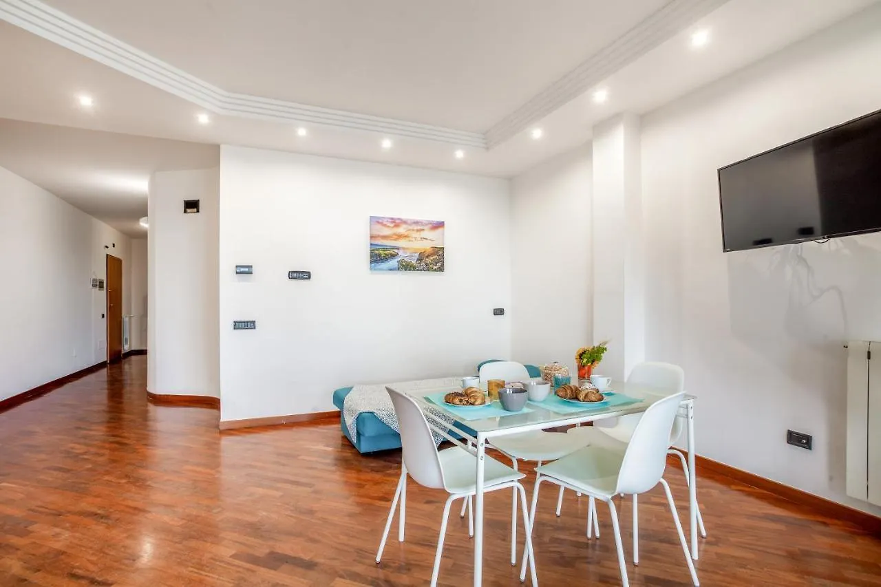 Bari Waterfront Apartment 0*,